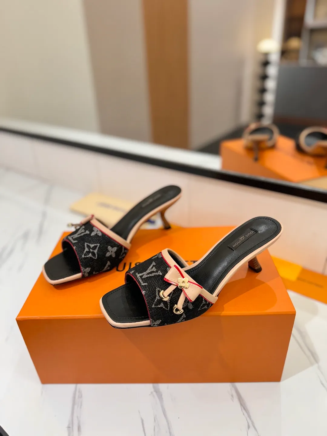 👟👟Ex-factory price 620👟👟 Latest in 2025 L✔ The latest catwalk style sandals from L✔ Home counters, official website series updated simultaneously, perfect last + LV new element button design, full of femininity, noble temperament, original reverse mold last, ultimate 1:1 shape, high-end quality, imported high-end fabrics showing exquisite texture! Fabric: LV presbyopia leather/LV denim Lining: high-quality soft sheepskin lining Feet: imported goatskin Customized A-grade high-density private mold outsole, luxurious packaging! Private model and 5cm layered leather heel Size: 34-42, (34, 40, 41, 42 customizations are not returnable)